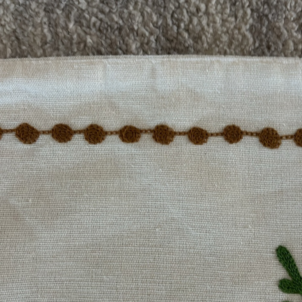 Embroidered cotton table runner - Picture 3 of 4